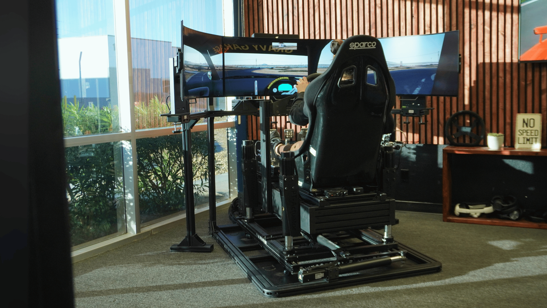 Professional full motion racing simulator with 6DOF motion platform