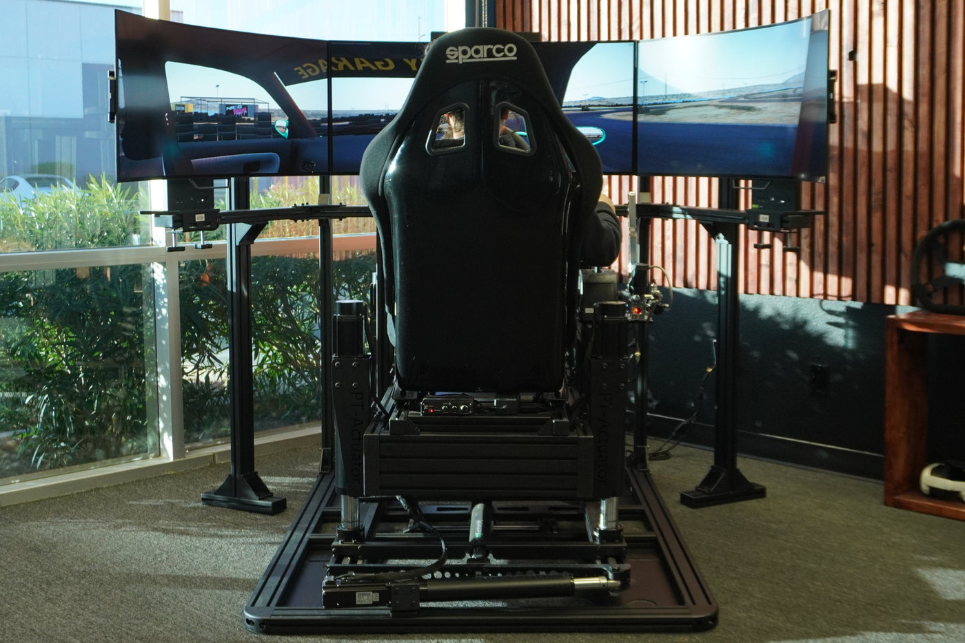 Full motion racing simulator with 6DOF motion platform technology